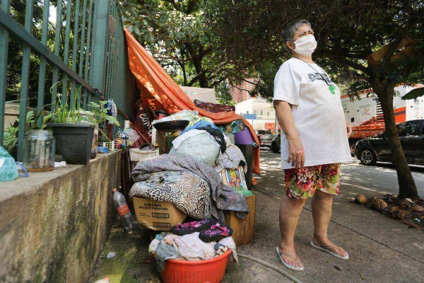 Mulher em situação de rua na cidade de São Paulo
