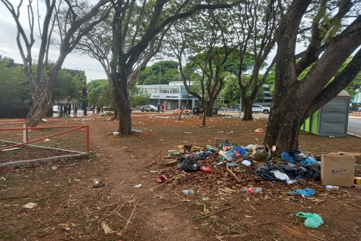 A comercial das quadras 404 e 405 Norte ficou repleta de sujeira após festa depois do resultado das eleições A comercial das quadras 404 e 405 Norte ficou repleta de sujeira após festa depois do resultado das eleições