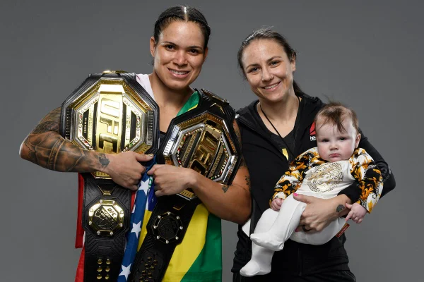 Amanda Nunes, a esposa e a filha