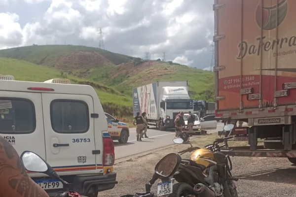 Perseguição da polícia termina com acidente e apreensão de arma em MG