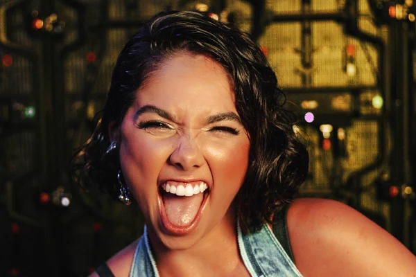 Foto colorida de Bruna Mascarenhas sorrindo - Metrópoles