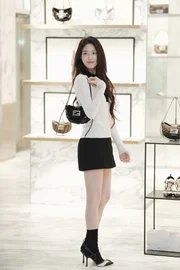 Atriz Kim Seol-hyun apostou em visual clean e bolsa de couro Atriz Kim Seol-hyun apostou em visual clean e bolsa de couro