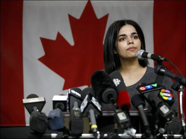 A jovem saudita Rahaf Mohammed foi detida no inicio do ano em Bangkok depois de fugir da família abusiva. Ela pediu ajuda no Twitter e internautas subiram a hashtag #SaveRahaf para ajudá-la. Hoje ela vive sob asilo no Canadá e quer libertar as mulheres sauditas A jovem saudita Rahaf Mohammed foi detida no inicio do ano em Bangkok depois de fugir da família abusiva. Ela pediu ajuda no Twitter e internautas subiram a hashtag #SaveRahaf para ajudá-la. Hoje ela vive sob asilo no Canadá e quer libertar as mulheres sauditas