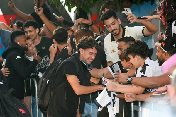 Foto do time do Vasco chegando ao hotel em Brasília - Metrópoles