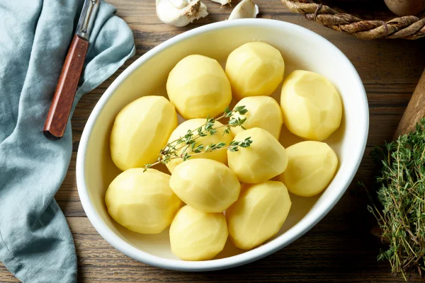 Foto colorida de batatas descascadas em tigela branca - Metrópoles