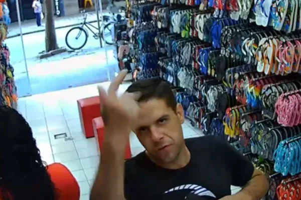 Durante roubo em loja de chinelos, assaltante diz não se importar em ser gravado, em São Vicente, São Paulo