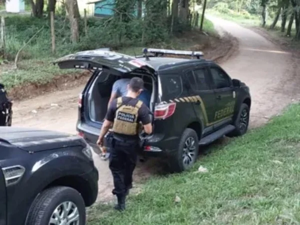 Imagem colorida do investigando sendo preso em flagrante - Metrópoles