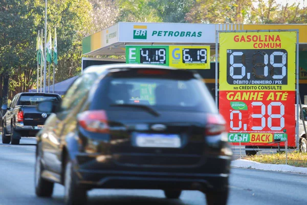 Gasolina sobe além do esperado, vai a R$ 6,19 e surpreende brasiliense