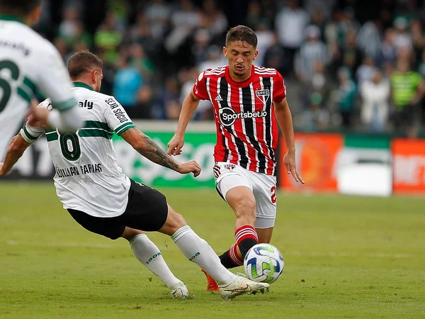 Imagem colorida mostra o jogador do São Paulo Pablo Maia disputando bola com William Farias, do Coritiba, em partida pelo Campeonato Brasileiro de Futebol 2023 - Metrópoles