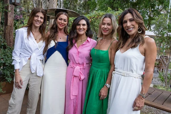 Roberta do Rio expõe joias e reúne beldades em almoço badalado
