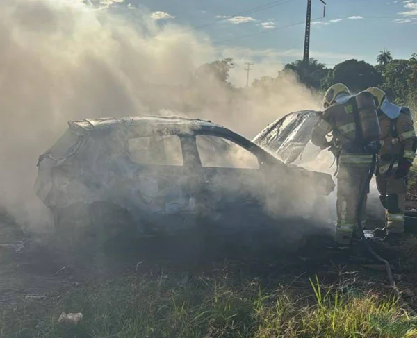 Carro pega fogo em Sobradinho