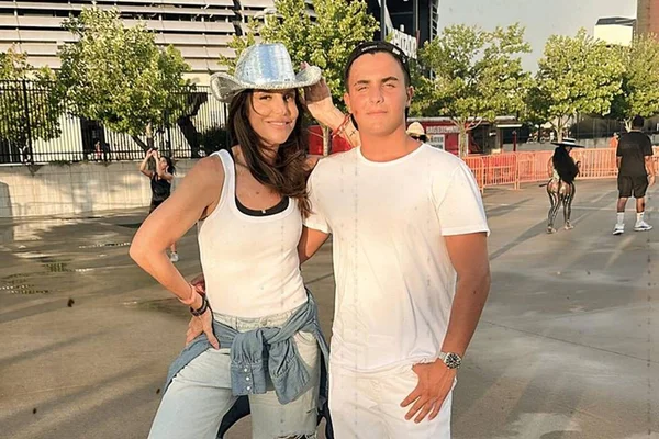 foto colorida de ivete sangalo de calça jeans e camiseta branca e chapéu de cauboi prata ao lado do filho, um rapaz de camiseta branca - metrópoles