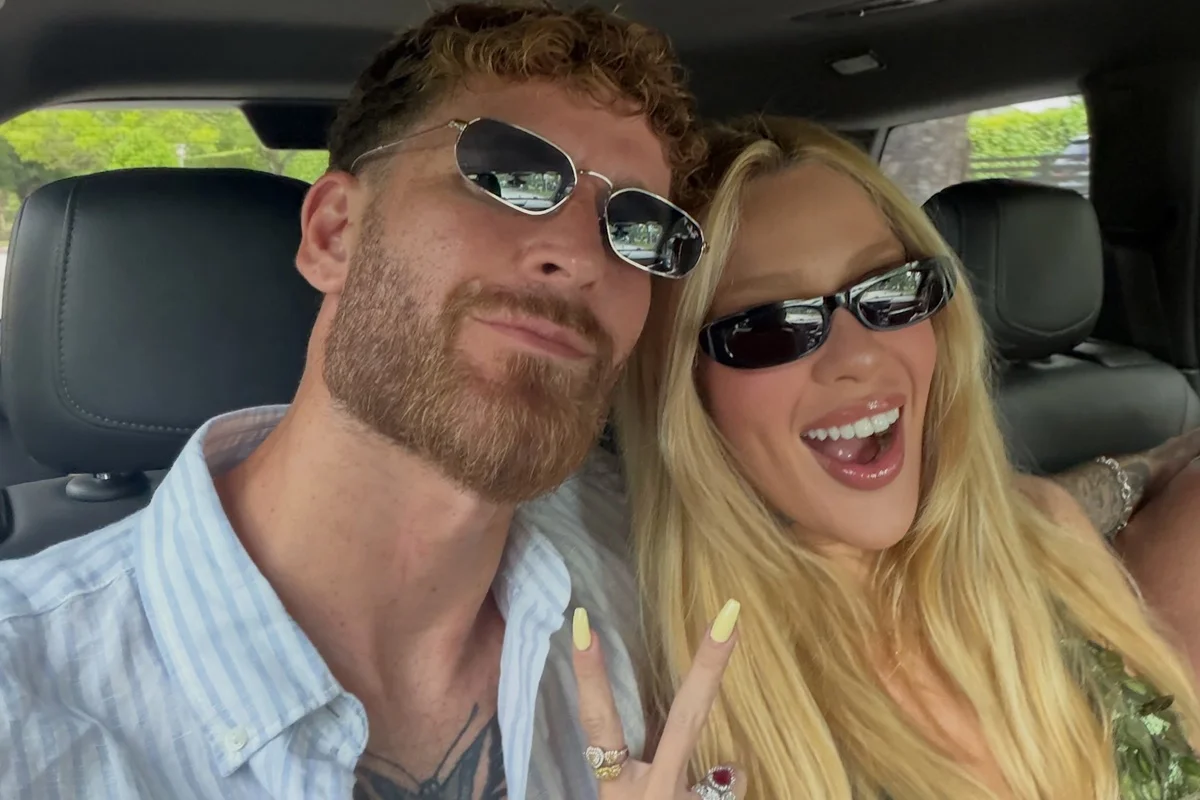 Karoline Lima e Léo Pereira posam juntos após reconciliação Karoline Lima e Léo Pereira posam juntos após reconciliação
