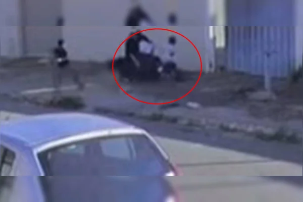 Motociclista quase mata criança em calçada após dar grau em moto