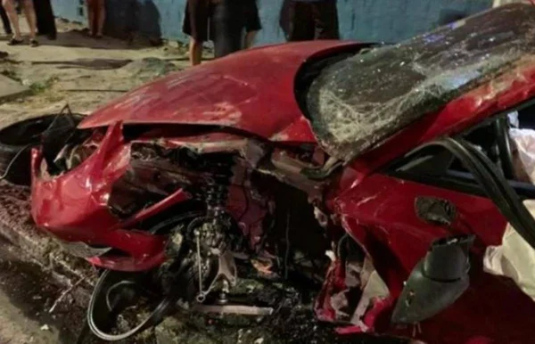 Motorista capota Porsche Cayman no Recife e deixa carro destruído