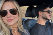 Gabi Martins faz selfie com o namorado. Matheus Fidelis, conhecido como Fidelis Falante, no carro