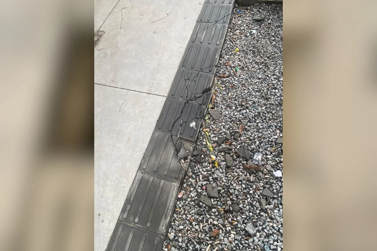 Piso tátil para pessoas com deficiência visual quebrado na Rua Marconi Piso tátil para pessoas com deficiência visual quebrado na Rua Marconi