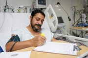 Todos os dias, Braulio entrega uma frase de esperança a seus colegas de ala internados no hospital Todos os dias, Braulio entrega uma frase de esperança a seus colegas de ala internados no hospital