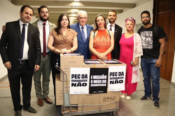 Foto colorida de deputados do PSol e ativistas entregando mais de 1 milhão e 500 mil assinatura contra a PEC da Blindagem ao presidente da CCJ do Senado, Otto Alencar