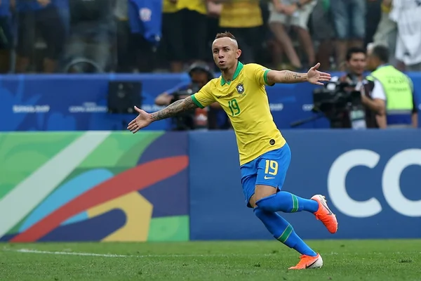 Everton celebra “partida excelente” e projeta festa do Brasil no Sul