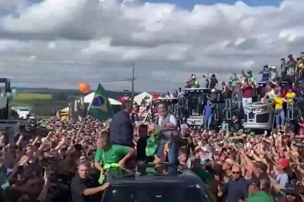 Foto colorida do ex-presidente Jair Bolsonaro no Rio Grande do Sul - Metrópoles