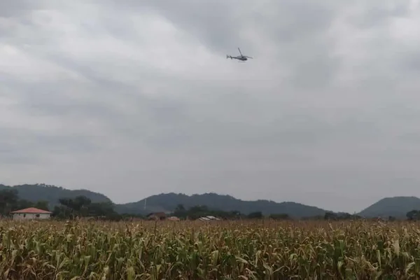 helicóptero águia sobrevoando área - Metrópoles