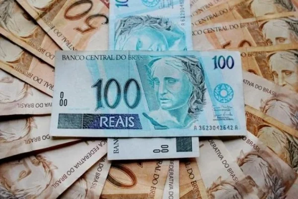 Cédulas de dinheiro amontoadas. Há notas de cem e de cinquenta - Metrópoles
