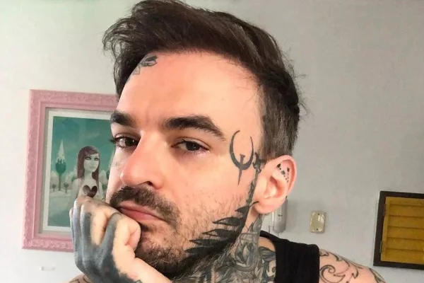 imagem colorida do youtuber PC Siqueira com a mão no queixo