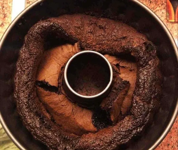 Bolo destruído na forma