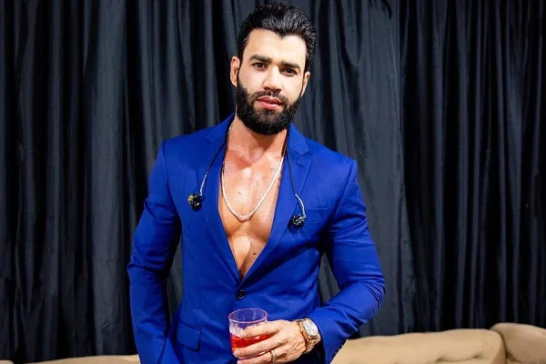 Gusttavo Lima raspa a barba e choca com novo visual. Veja antes e depois - destaque galeria Gusttavo Lima raspa a barba e choca com novo visual. Veja antes e depois - destaque galeria