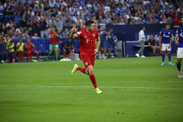 Na estreia de Coutinho, Lewandowski faz 3 e Bayern vence Schalke
