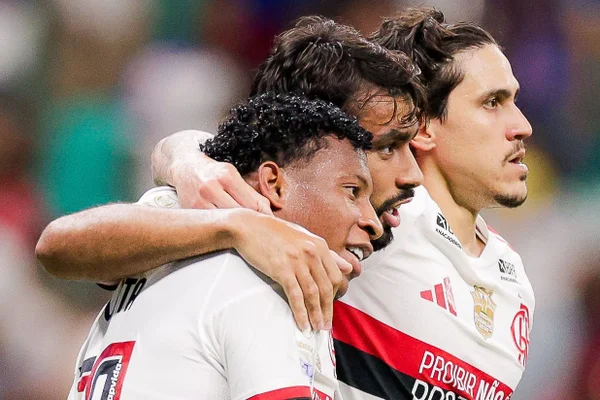 Foto colorida do time do Flamengo - Metrópoles