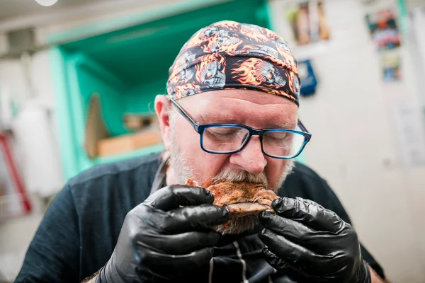 Imagem colorida de idoso comendo carne - Metrópoles