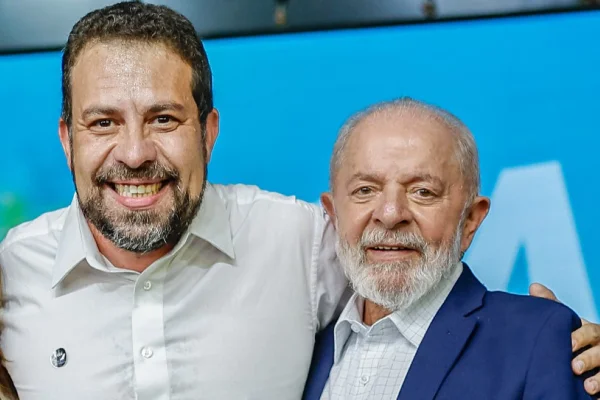 Boulos e Lula durante evento de lançamento de pedra fundamental de dois campi em SP - Metrópoles