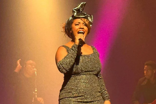 Foto colorida de Thalita Pertuzatti no palco - Metrópoles