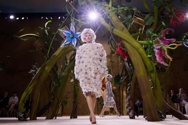 Chanel explora contos de fadas como metáforas do cotidiano em desfile
