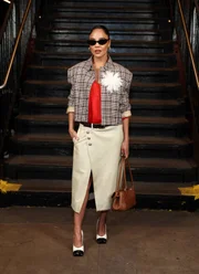 A atriz Tessa Thompson usou look que fez parte da primeira coleção de Matthieu Blazy para a Chanel A atriz Tessa Thompson usou look que fez parte da primeira coleção de Matthieu Blazy para a Chanel