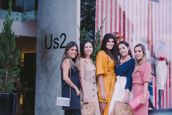 Influencers desfilam em tarde colorida promovida pela marca Biruta