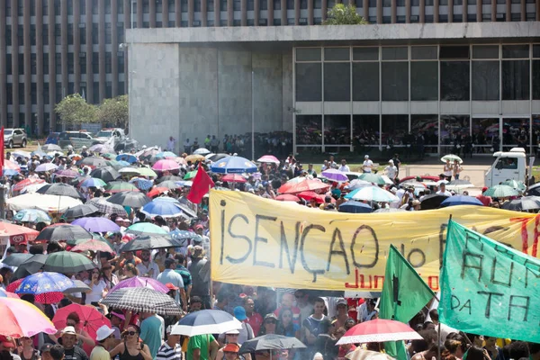 Professores cruzam novamente os braços nesta terça-feira (29/9)