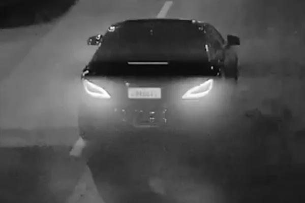 Reprodução preto e branco de carro de luxo em avenida - Metrópoles