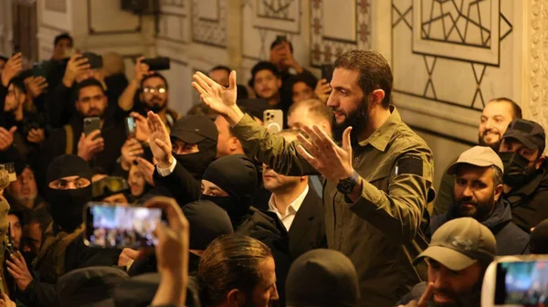 Imagem colorida mostra Abu Mohammed Al-Jolani, líder do HTS na Síria - Metrópoles