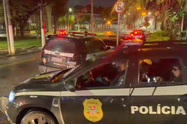 Imagem colorida de viaturas da Polícia Civil. Metrópoles
