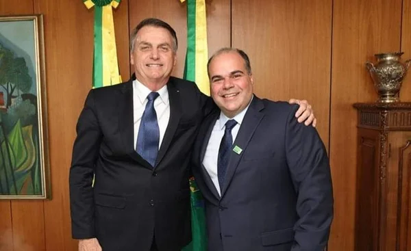 Bolsonaro homenageia médico que o atendeu após facada: “Me salvou”