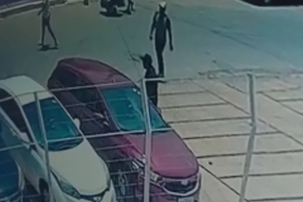 Vídeo: sem dificuldade, dupla furta carro na Feira dos Goianos