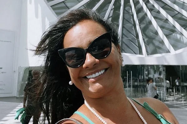 Solange Couto surge de roupão com nada por baixo: “Me amando”
