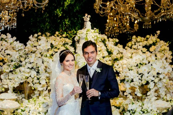 Marcela Castilho e Vagner Araújo celebram união em noite romântica