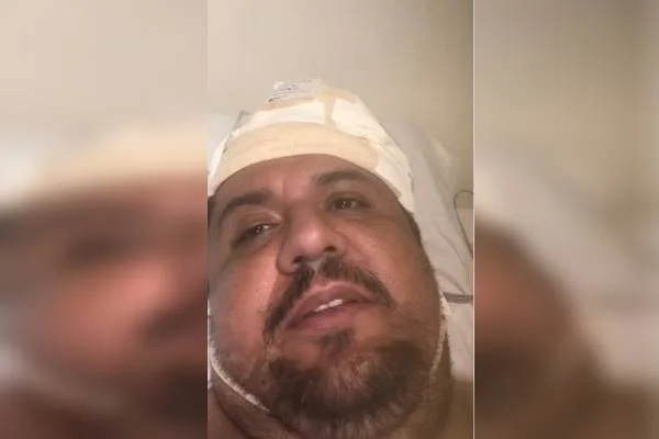 Fotografia colorida de homem com faixa na cabeça