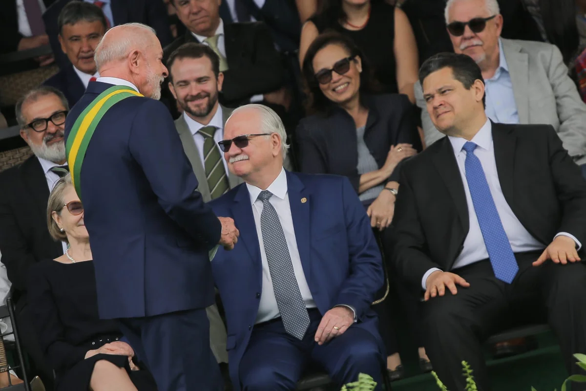 Ministro Edson Fachin cumprimenta o presidente Lula Ministro Edson Fachin cumprimenta o presidente Lula