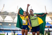 Clara Daniele, no Mundial de Atletismo Paralímpico, com seu guia, Gabriel Garcia