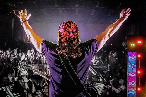 Bell Marques tropeça em fãs e cai no palco durante show em Salvador